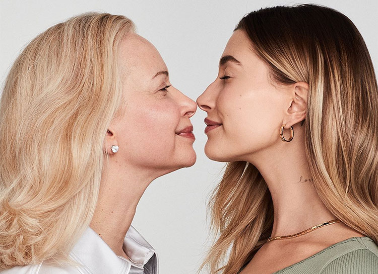 Краса вне времени: Хейли Болдуин вместе с матерью снялась в маркетинговой кампании бьюти-бренда