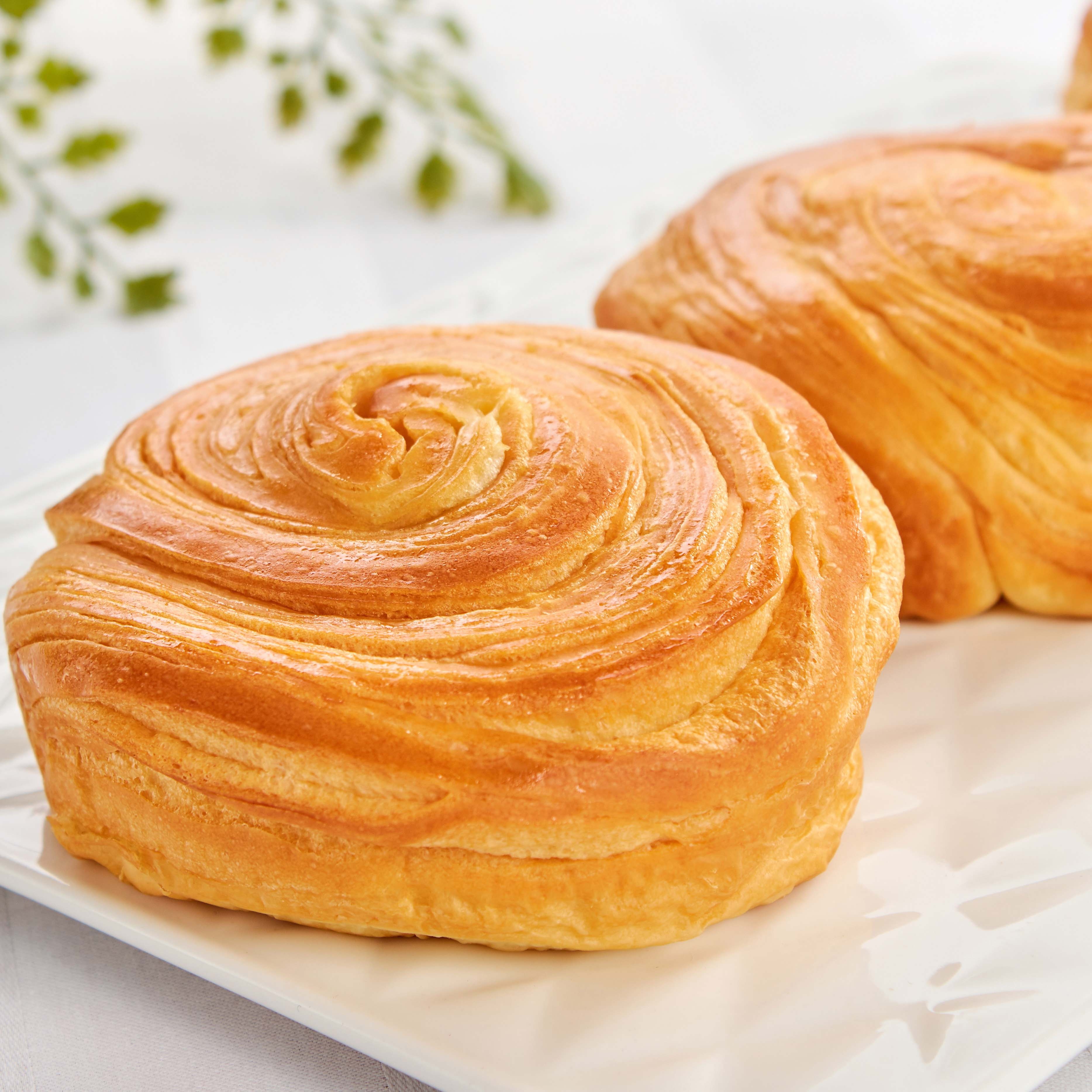  Складываю лепешки стопочкой, пересыпаю крахмалом — получается слоистая выпечка