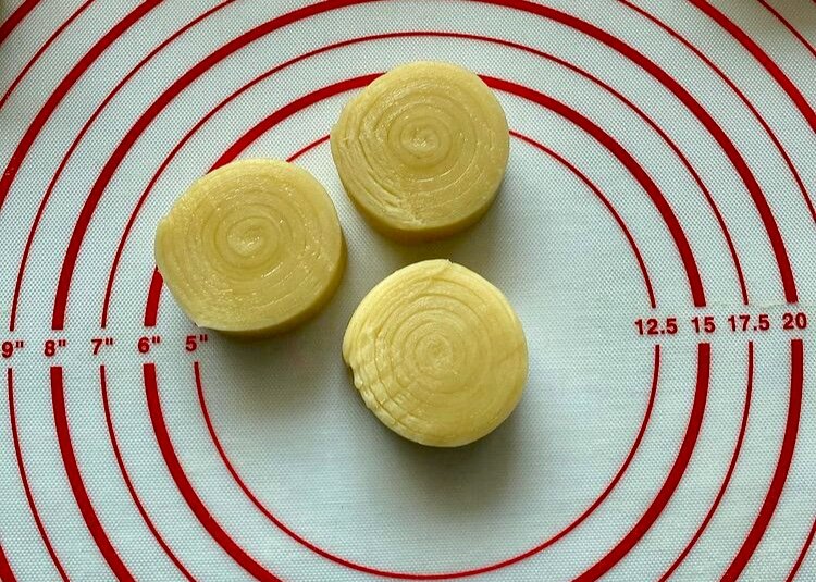  Складываю лепешки стопочкой, пересыпаю крахмалом — получается слоистая выпечка