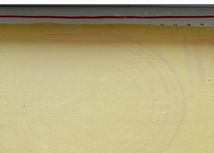  Складываю лепешки стопочкой, пересыпаю крахмалом — получается слоистая выпечка