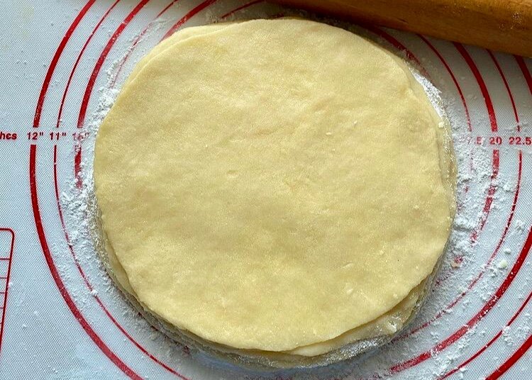  Складываю лепешки стопочкой, пересыпаю крахмалом — получается слоистая выпечка