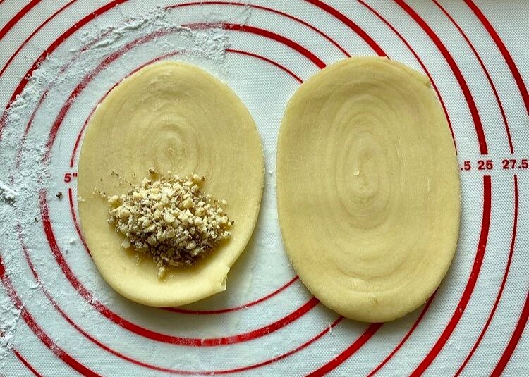  Складываю лепешки стопочкой, пересыпаю крахмалом — получается слоистая выпечка