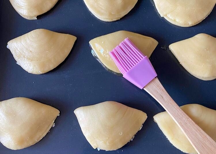  Складываю лепешки стопочкой, пересыпаю крахмалом — получается слоистая выпечка