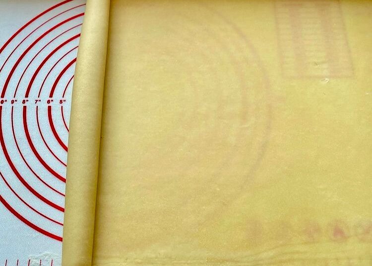  Складываю лепешки стопочкой, пересыпаю крахмалом — получается слоистая выпечка