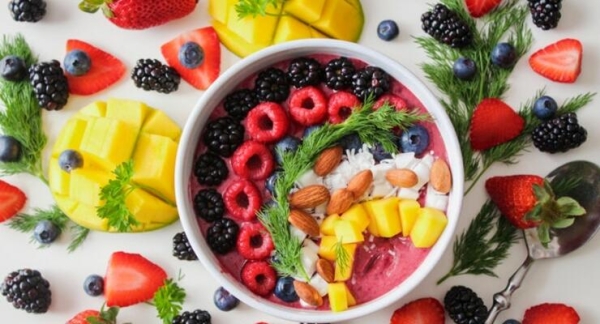 Избавляемся от висцерального жира: 5 лучших завтраков с фруктами и ягодами, по мнению диетологов 