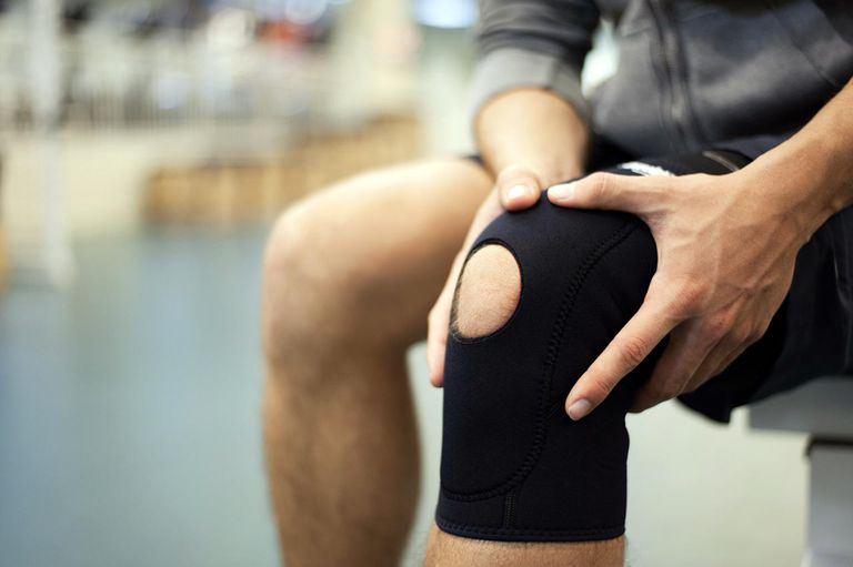 Почему болят колени при приседании: причины и лечение