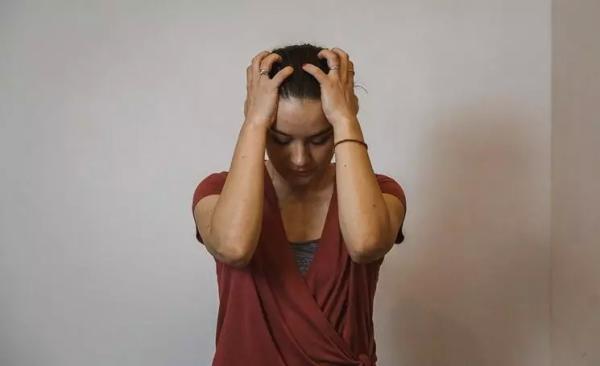 6 йога-упражнений для шеи при головной боли