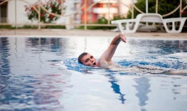 Как научиться плавать взрослому человеку с нуля и сделать это самостоятельно?