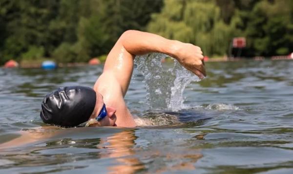 Как научиться плавать взрослому человеку с нуля и сделать это самостоятельно?
