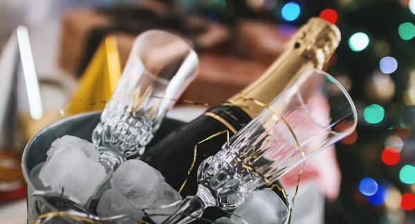 Сколько алкоголя можно выпить в новогоднюю ночь и чем его закусывать: советы врачей