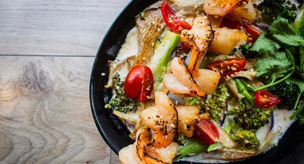 10 лучших салатов с креветками + советы, как их выбрать и приготовить
