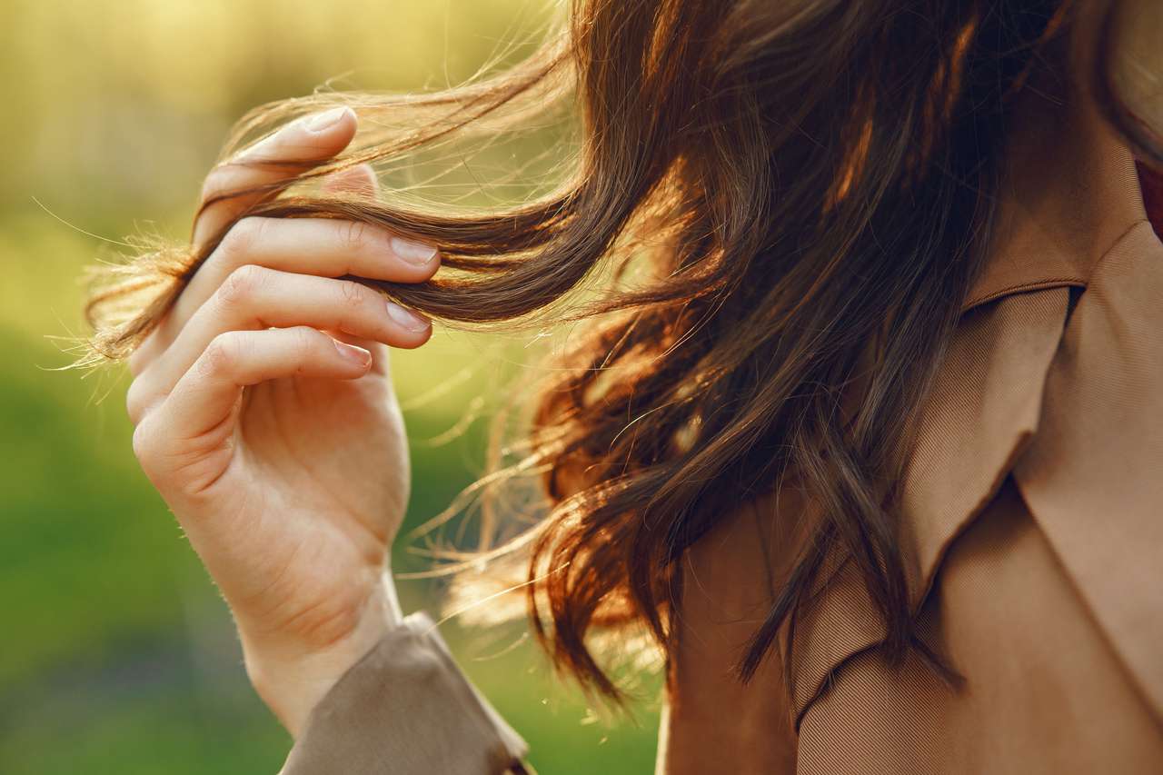 Как справиться с выпадением волос весной: причины и способы борьбы