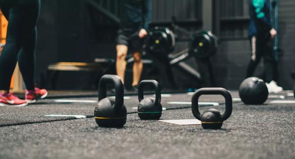 Болгарские выпады: правильная техника и варианты упражнения с различными отягощениями (видео) Болгарские выпады: правильная техника и варианты упражнения с различными отягощениями (видео)