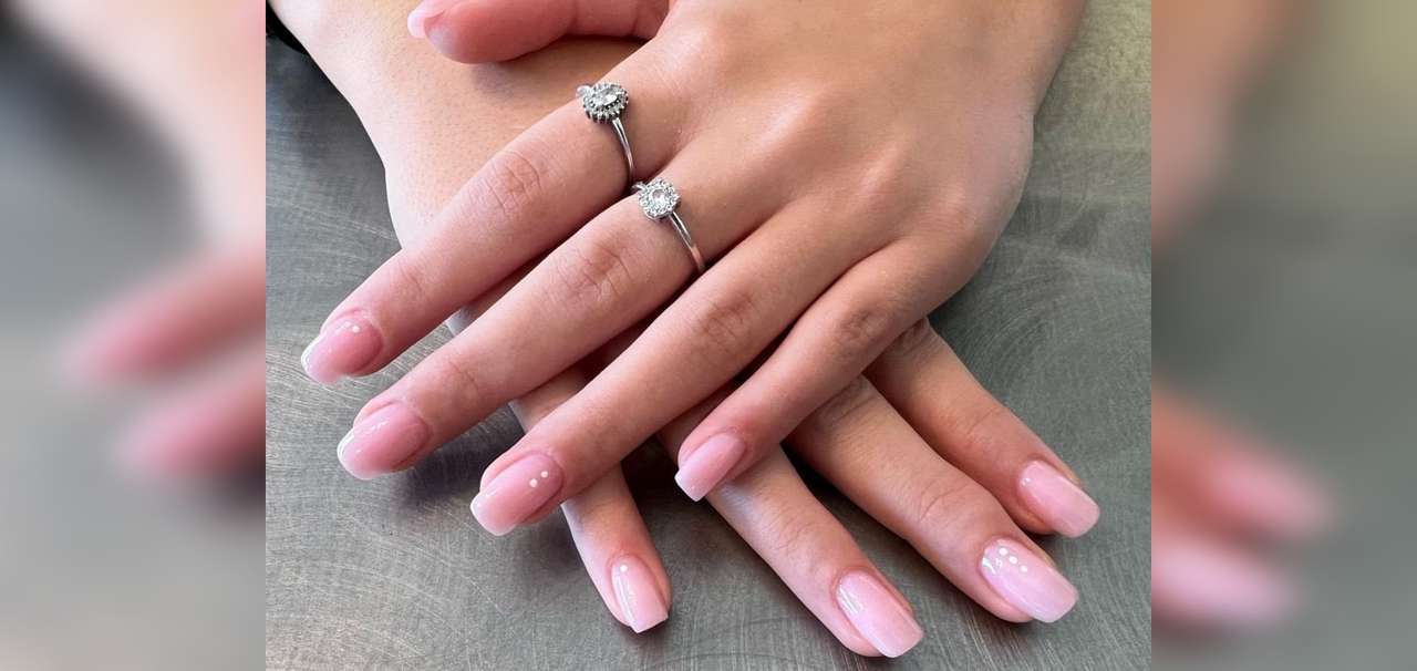 Кораллы и фантазийный френч: трендовый маникюр для начала лета 2024