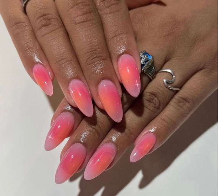 Ногти-«аура» и россыпь сердец: самый трендовый летний маникюр Ногти-«аура» и россыпь сердец: самый трендовый летний маникюр