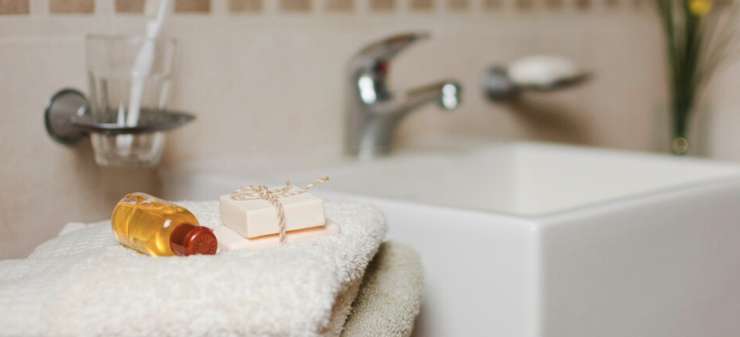 Со своим шампунем: собираем косметичку в отпуск Со своим шампунем: собираем косметичку в отпуск