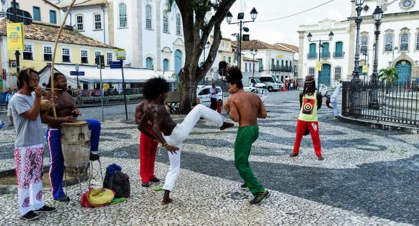 Бразильский боевой танец капоэйра: польза и упражнения Бразильский боевой танец капоэйра: польза и упражнения