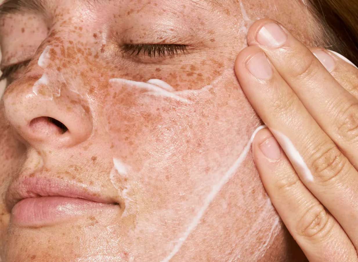 Маски после солнца: охлаждение, увлажнение и спасение кожи, как правильно их использовать Маски после солнца: охлаждение, увлажнение и спасение кожи, как правильно их использовать