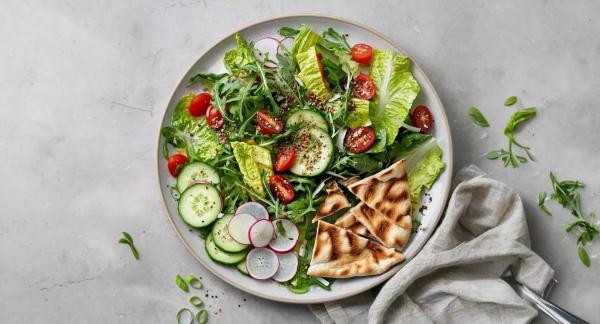 Здоровые салаты со всего мира: топ-10 рецептов для любителей фитнеса Здоровые салаты со всего мира: топ-10 рецептов для любителей фитнеса