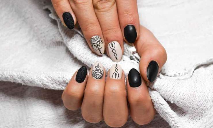 Этнический шик на кончиках пальцев: что такое маникюр-бохо, как его выполнять Этнический шик на кончиках пальцев: что такое маникюр-бохо, как его выполнять