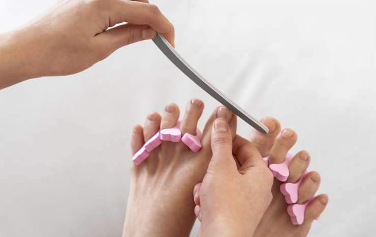 Педикюр: покрывать гелем, лаком или вообще ничем Педикюр: покрывать гелем, лаком или вообще ничем