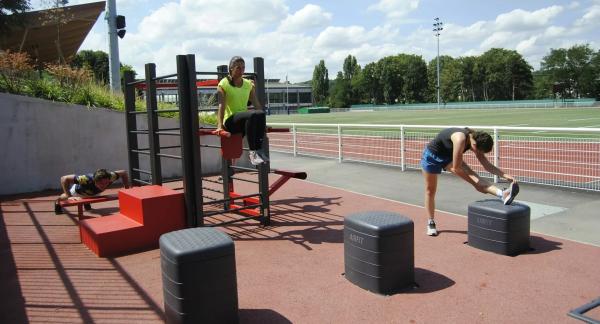 Круговая тренировка на турнике и брусьях: комплекс упражнений для начинающих и продвинутых (видео) Круговая тренировка на турнике и брусьях: комплекс упражнений для начинающих и продвинутых (видео)