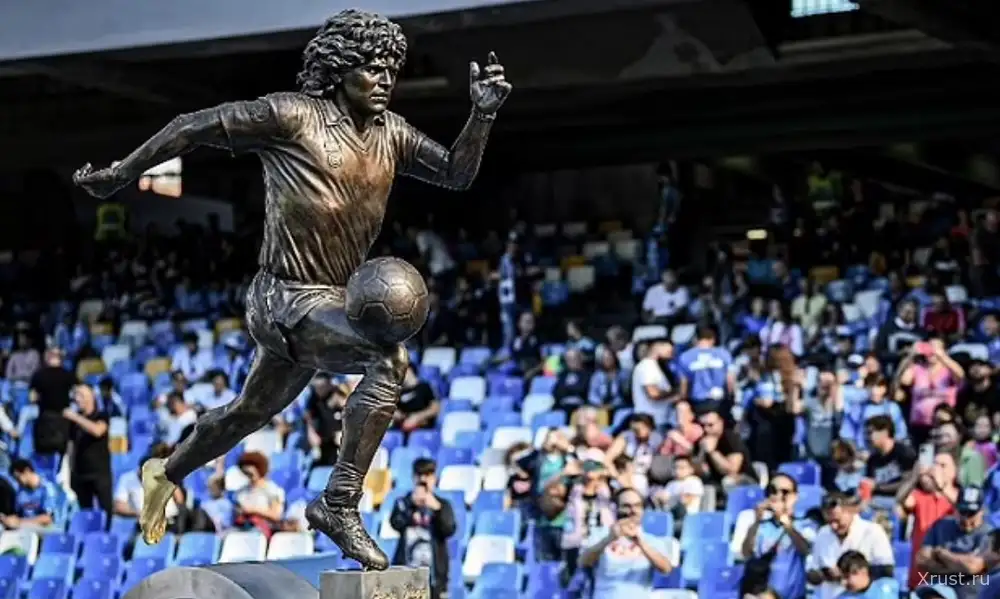 Статуя Марадоны проехала по Неаполю в память о великом аргентинце Статуя Марадоны проехала по Неаполю в память о великом аргентинце